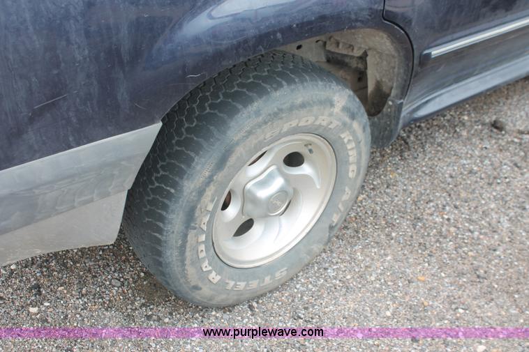 image for item I7818 2000 Ford Explorer XLT SUV