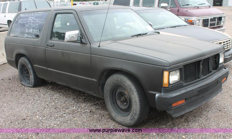 image for item I7819 1986 GMC Jimmy S15 Sierra Classic SUV