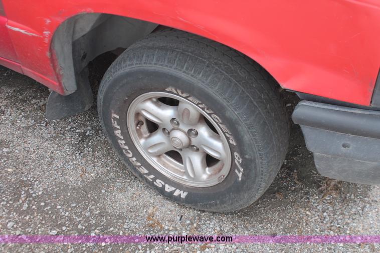 image for item I7956 1995 Mazda B2300 pickup truck