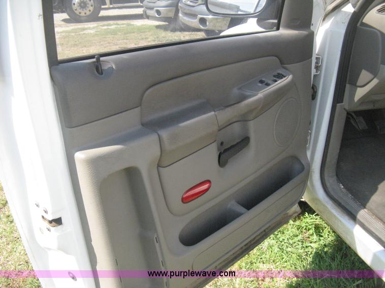 image for item D8461 2004 Dodge Ram 2500 pickup truck