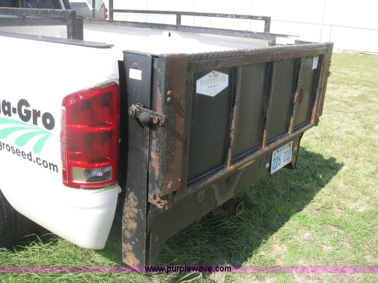 image for item D8461 2004 Dodge Ram 2500 pickup truck