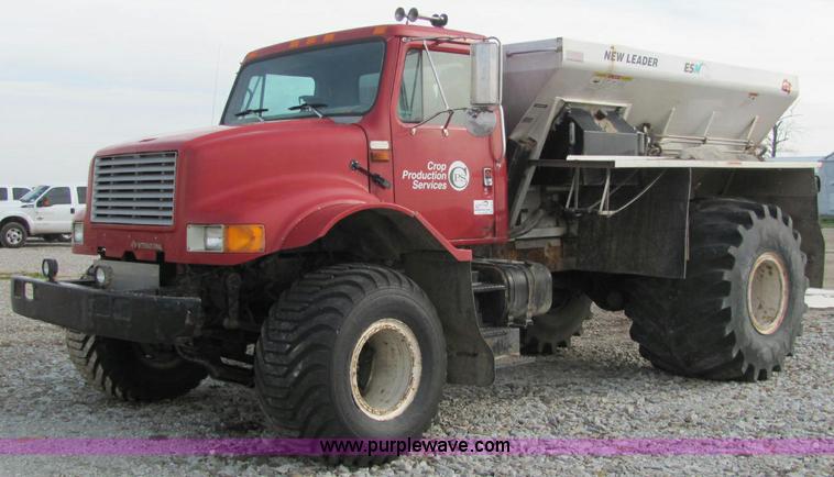 image for item I7831 1990 International 4900 spreader truck