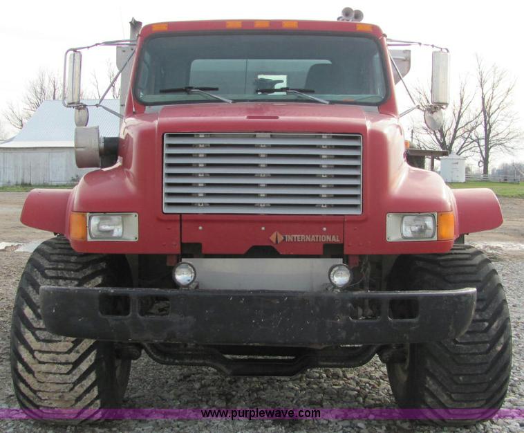 image for item I7831 1990 International 4900 spreader truck