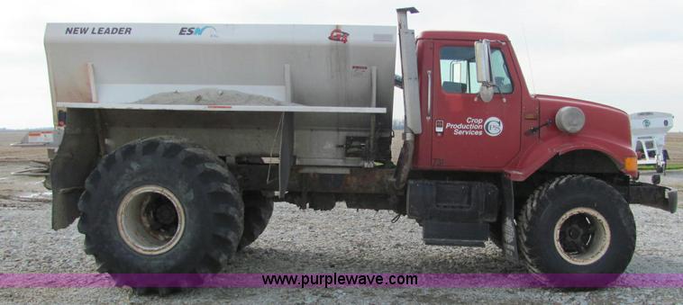 image for item I7831 1990 International 4900 spreader truck