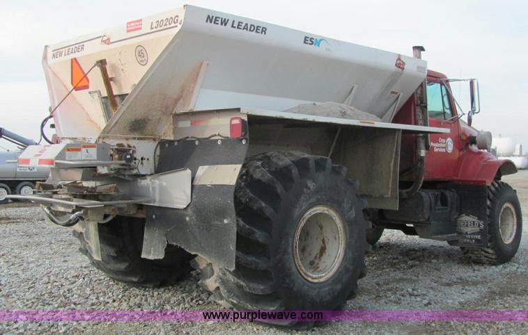 image for item I7831 1990 International 4900 spreader truck