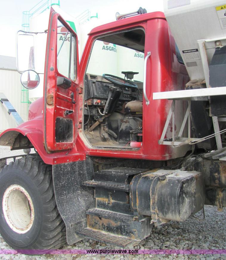 image for item I7831 1990 International 4900 spreader truck