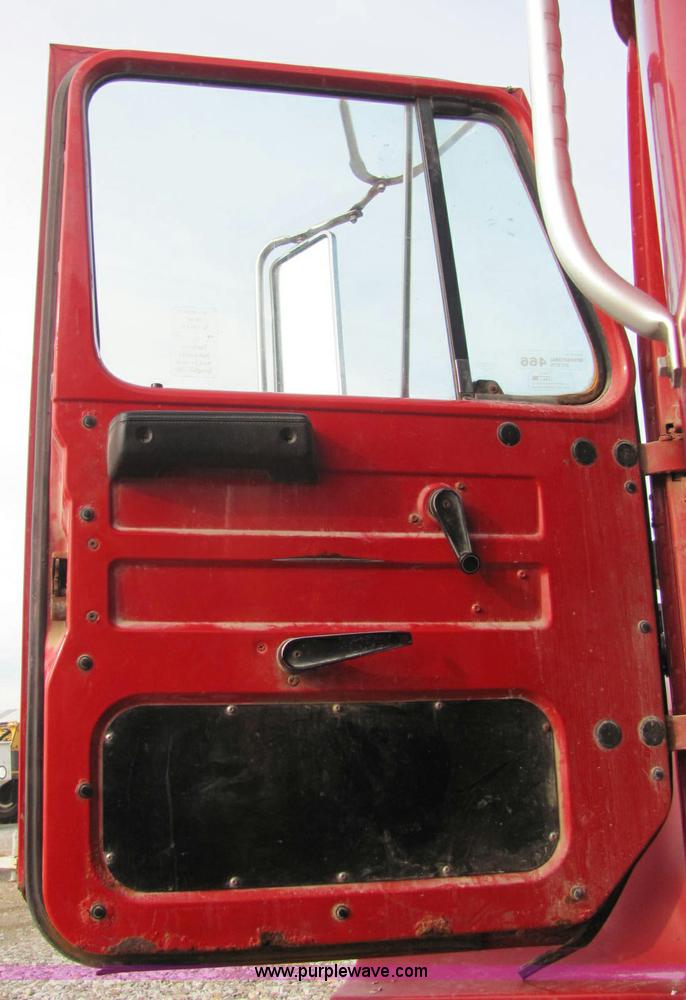 image for item I7831 1990 International 4900 spreader truck