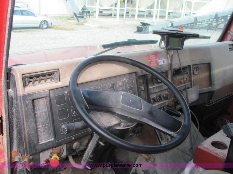 image for item I7831 1990 International 4900 spreader truck