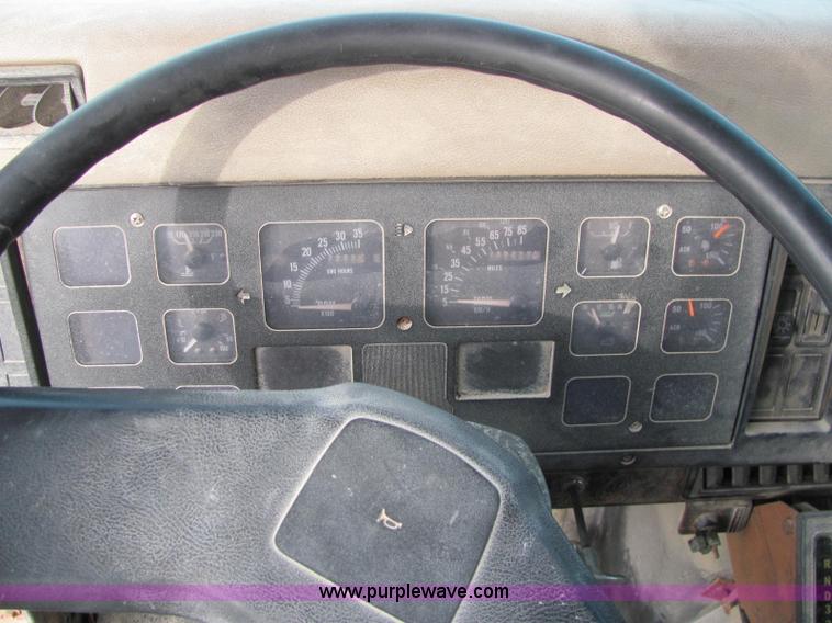 image for item I7831 1990 International 4900 spreader truck