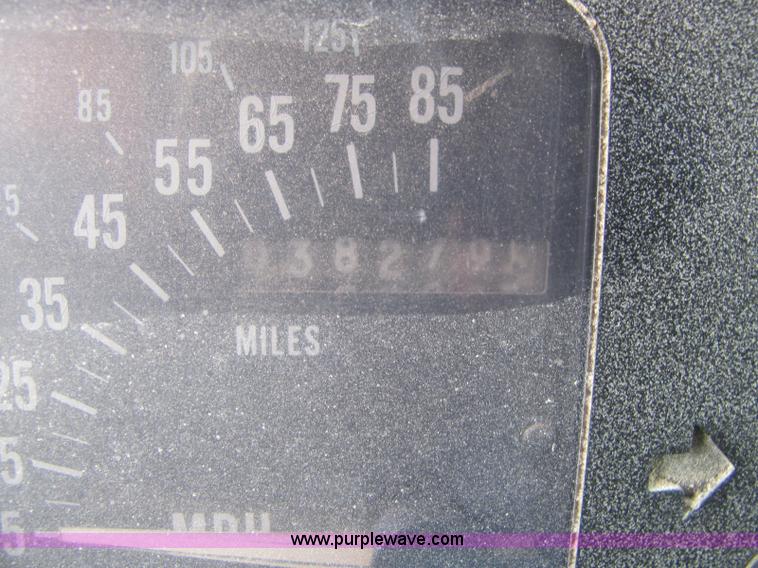 image for item I7831 1990 International 4900 spreader truck