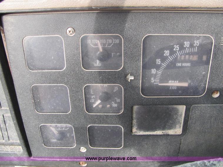 image for item I7831 1990 International 4900 spreader truck