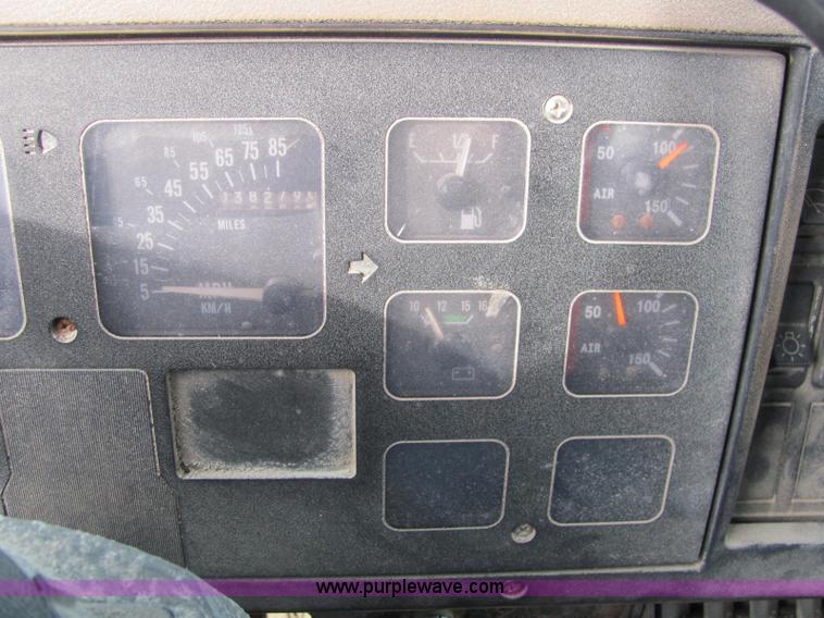 image for item I7831 1990 International 4900 spreader truck