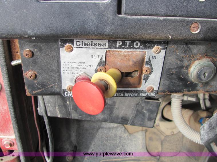 image for item I7831 1990 International 4900 spreader truck