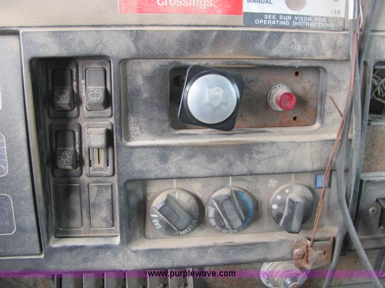 image for item I7831 1990 International 4900 spreader truck