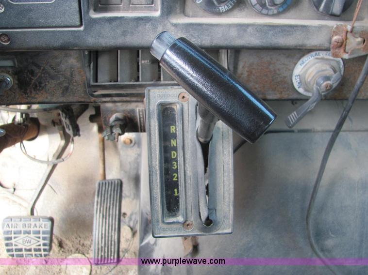 image for item I7831 1990 International 4900 spreader truck