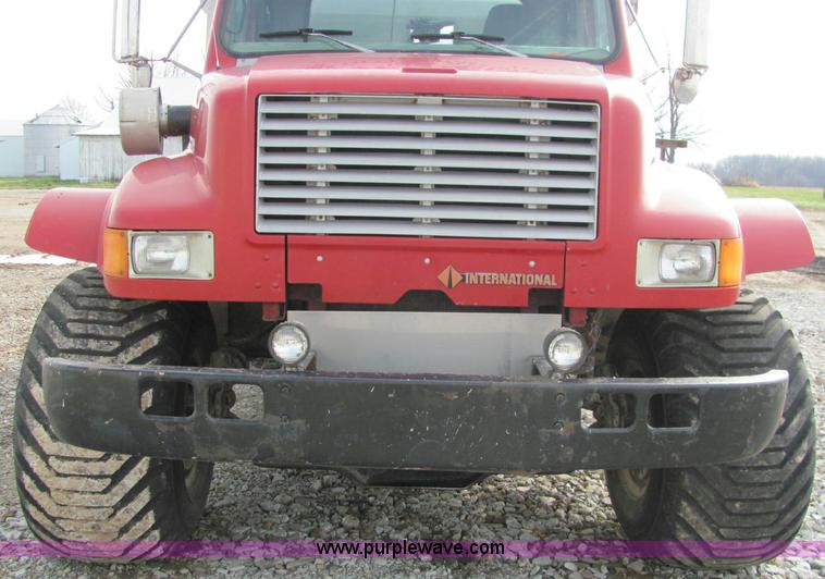 image for item I7831 1990 International 4900 spreader truck