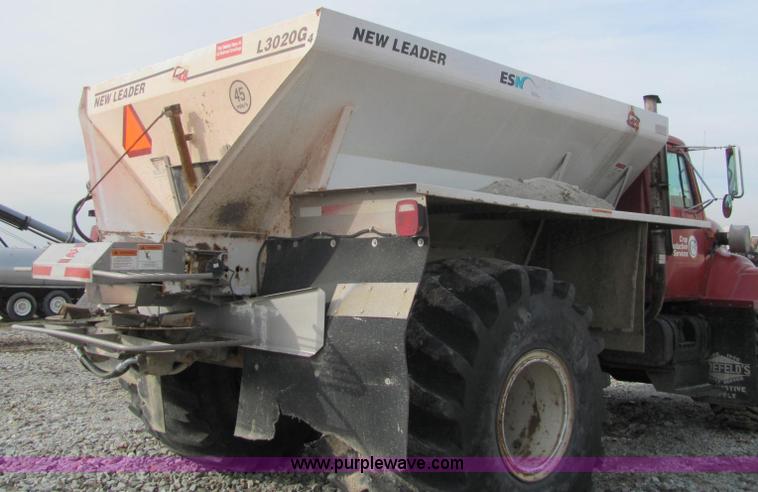 image for item I7831 1990 International 4900 spreader truck