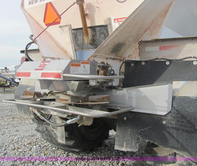 image for item I7831 1990 International 4900 spreader truck