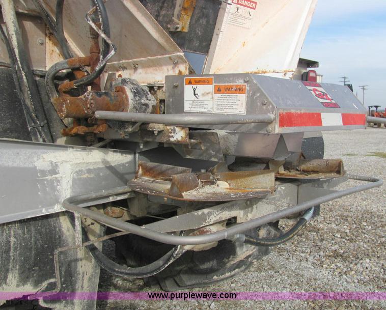 image for item I7831 1990 International 4900 spreader truck