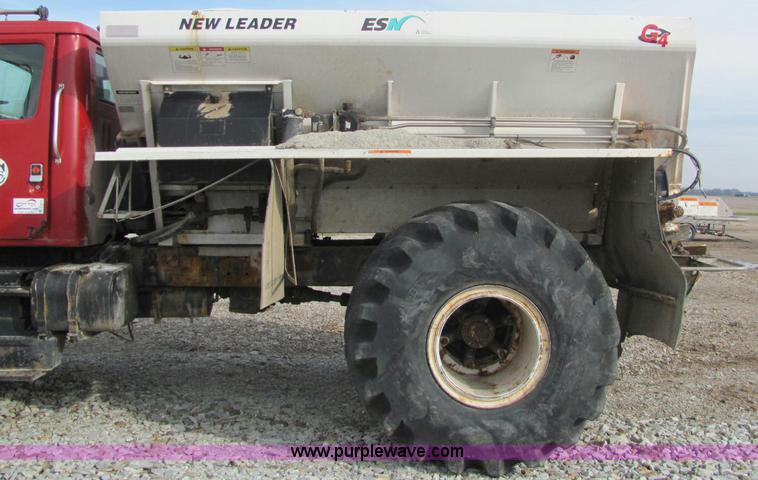 image for item I7831 1990 International 4900 spreader truck