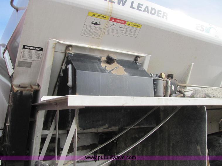 image for item I7831 1990 International 4900 spreader truck