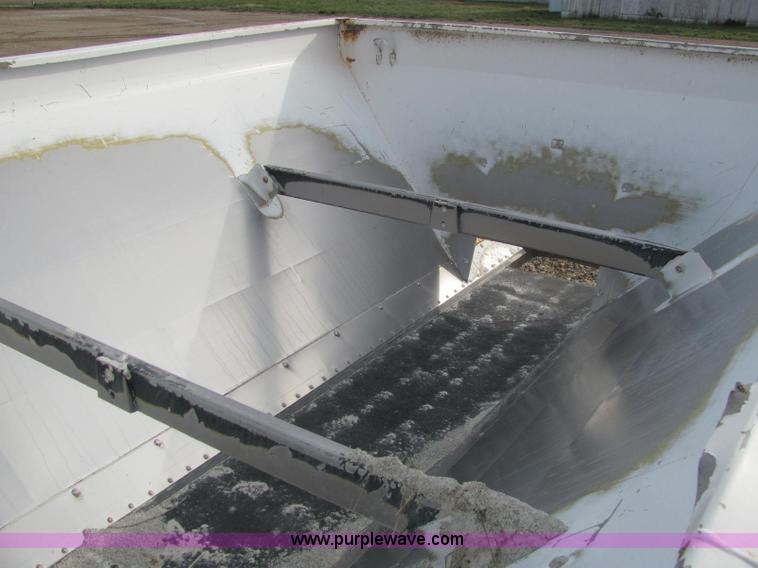 image for item I7831 1990 International 4900 spreader truck