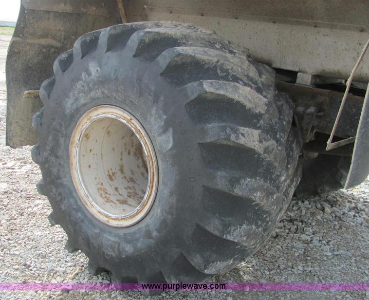 image for item I7831 1990 International 4900 spreader truck