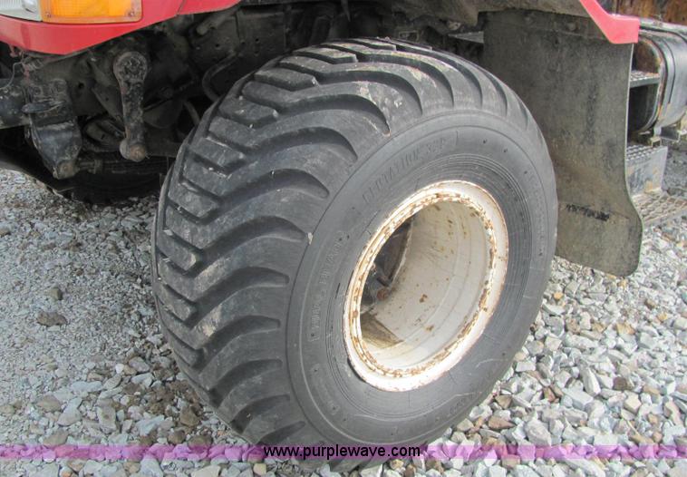 image for item I7831 1990 International 4900 spreader truck