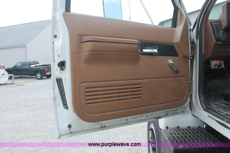 image for item I7832 1992 GMC TopKick C7H042 flatbed truck