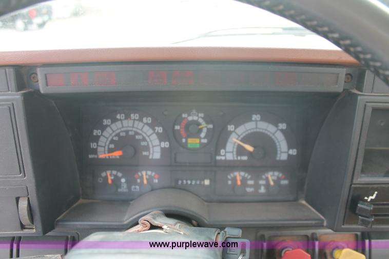 image for item I7832 1992 GMC TopKick C7H042 flatbed truck