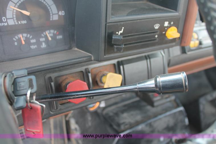 image for item I7832 1992 GMC TopKick C7H042 flatbed truck