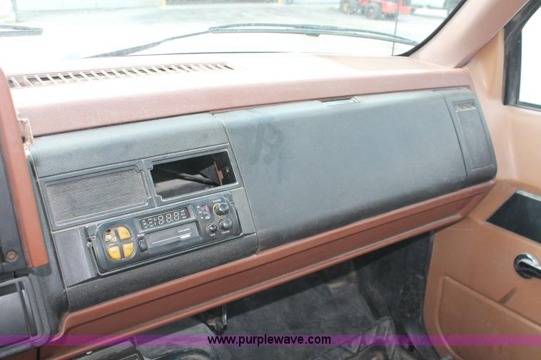 image for item I7832 1992 GMC TopKick C7H042 flatbed truck