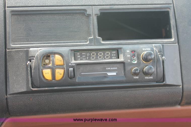 image for item I7832 1992 GMC TopKick C7H042 flatbed truck