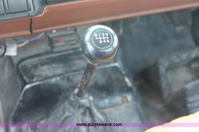 image for item I7832 1992 GMC TopKick C7H042 flatbed truck