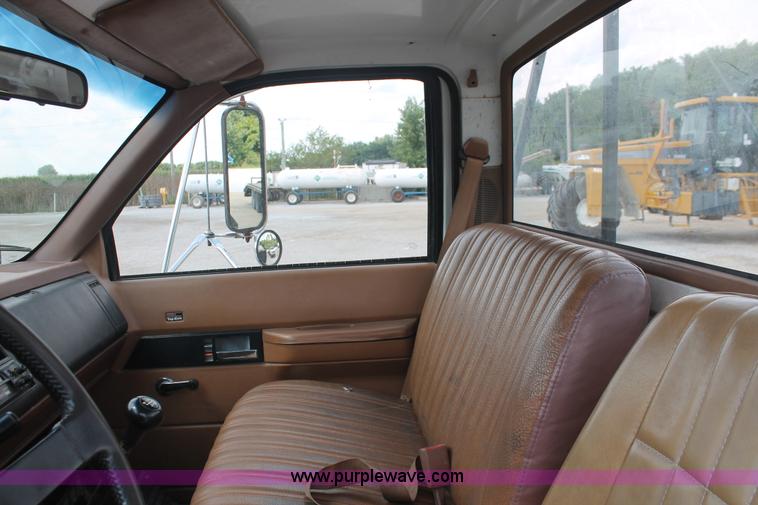 image for item I7832 1992 GMC TopKick C7H042 flatbed truck