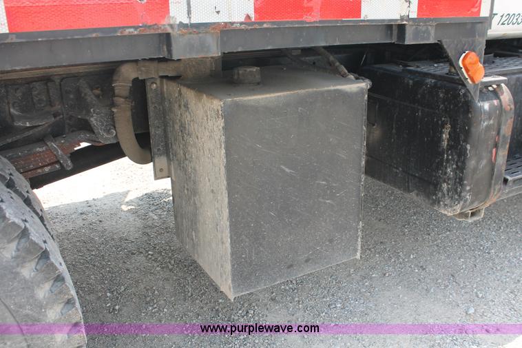 image for item I7832 1992 GMC TopKick C7H042 flatbed truck