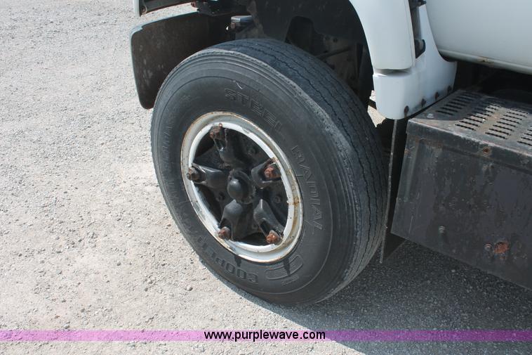 image for item I7832 1992 GMC TopKick C7H042 flatbed truck