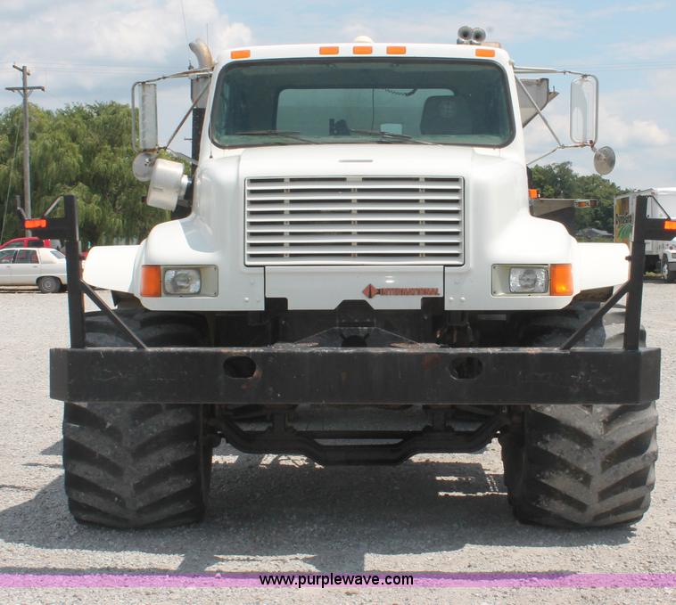 image for item I7836 1991 International 4900 floater spreader truck