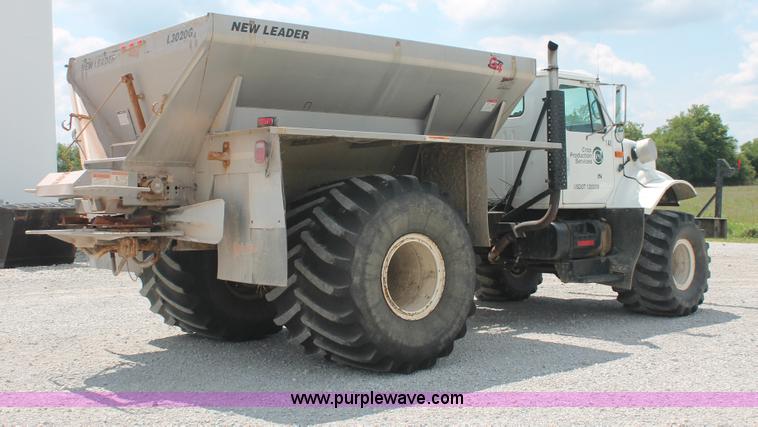 image for item I7836 1991 International 4900 floater spreader truck