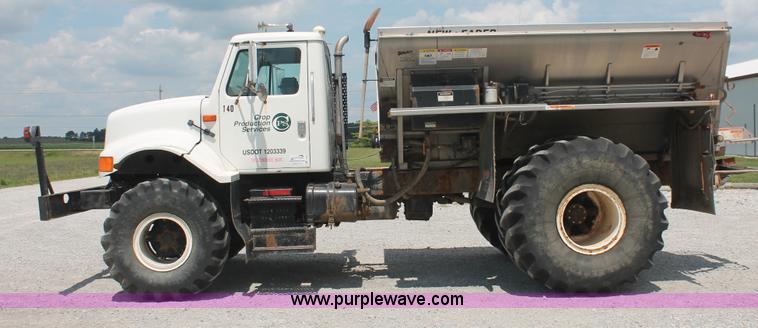 image for item I7836 1991 International 4900 floater spreader truck