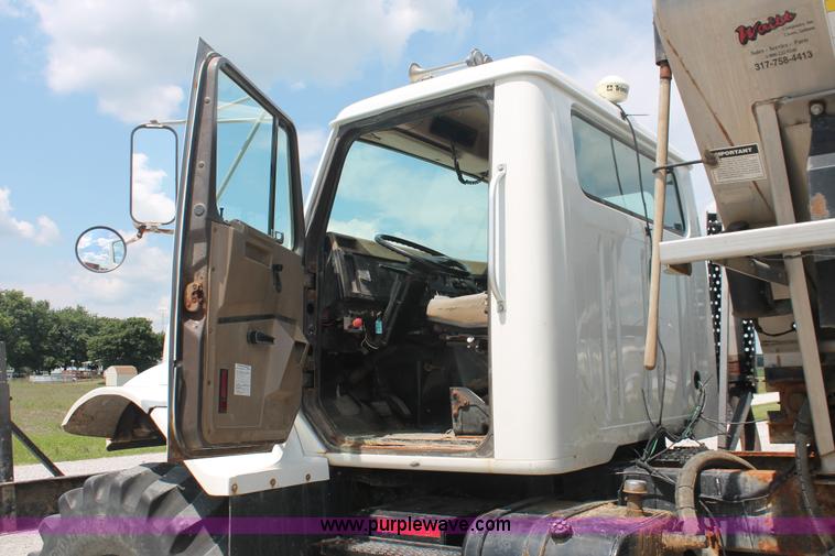 image for item I7836 1991 International 4900 floater spreader truck
