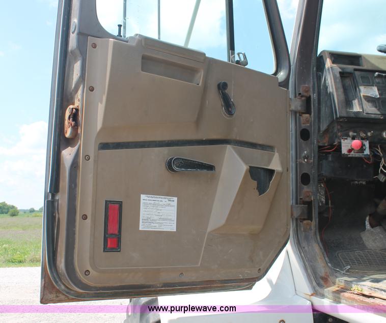 image for item I7836 1991 International 4900 floater spreader truck