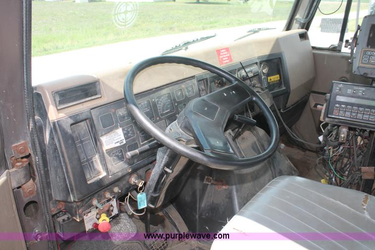 image for item I7836 1991 International 4900 floater spreader truck