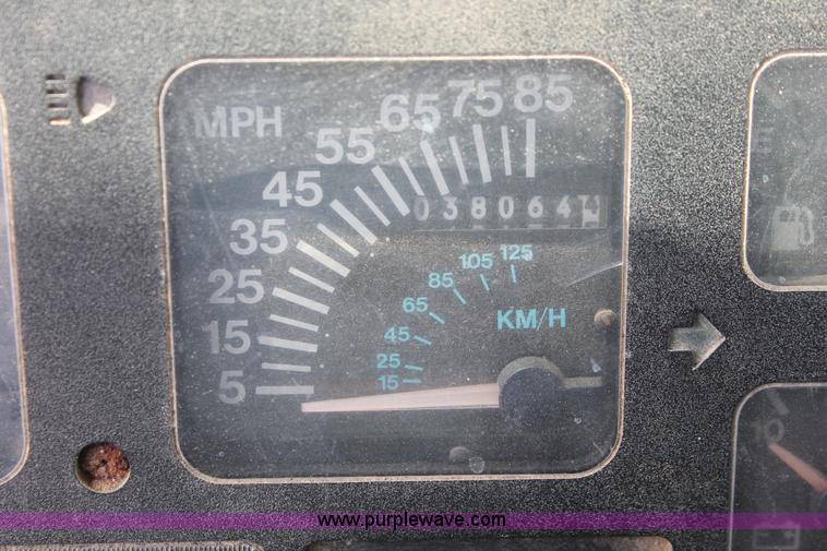 image for item I7836 1991 International 4900 floater spreader truck