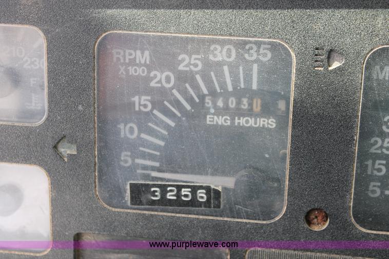 image for item I7836 1991 International 4900 floater spreader truck