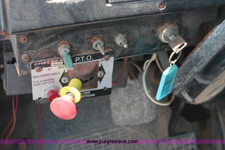 image for item I7836 1991 International 4900 floater spreader truck