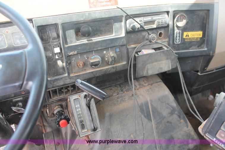 image for item I7836 1991 International 4900 floater spreader truck