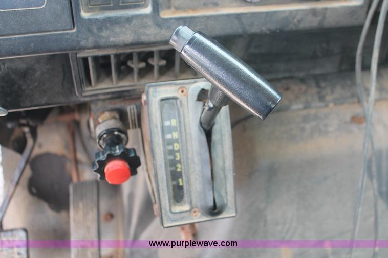 image for item I7836 1991 International 4900 floater spreader truck