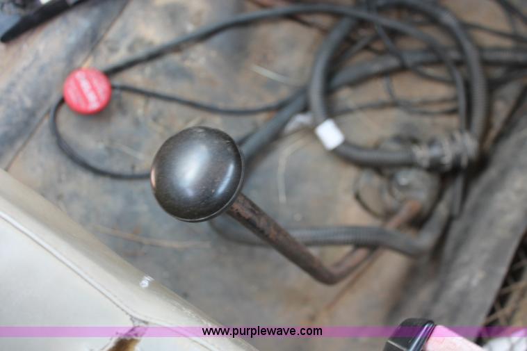 image for item I7836 1991 International 4900 floater spreader truck