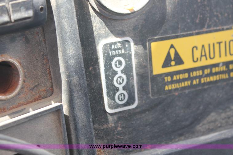 image for item I7836 1991 International 4900 floater spreader truck